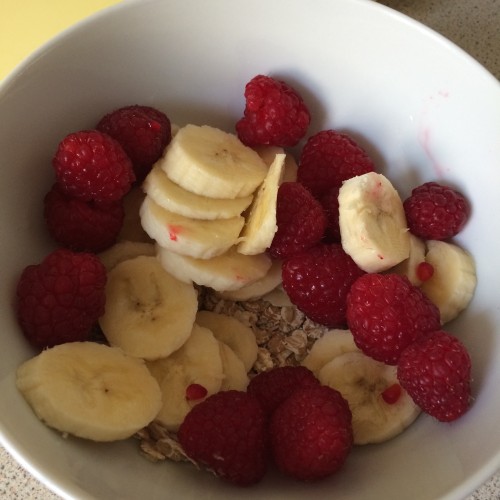 petit-déjeuner-muesli-fruits