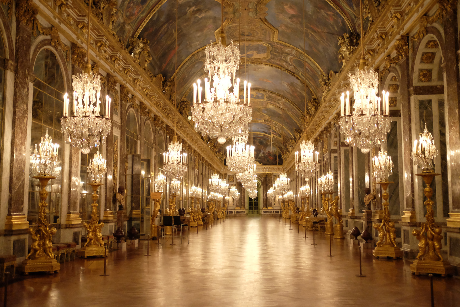 chateau-versailles-galerie-glaces-nuit