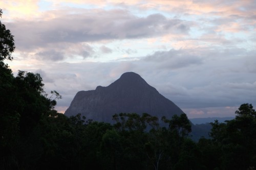 australie-queensland-glass-house-mountains-mount-beerwah