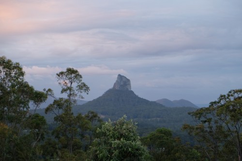 australie-queensland-glass-house-mountains-mount-coonowrin