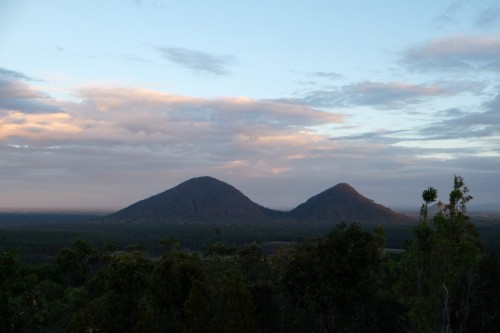 australie-queensland-glass-house-mountains-mount-tunbubudla